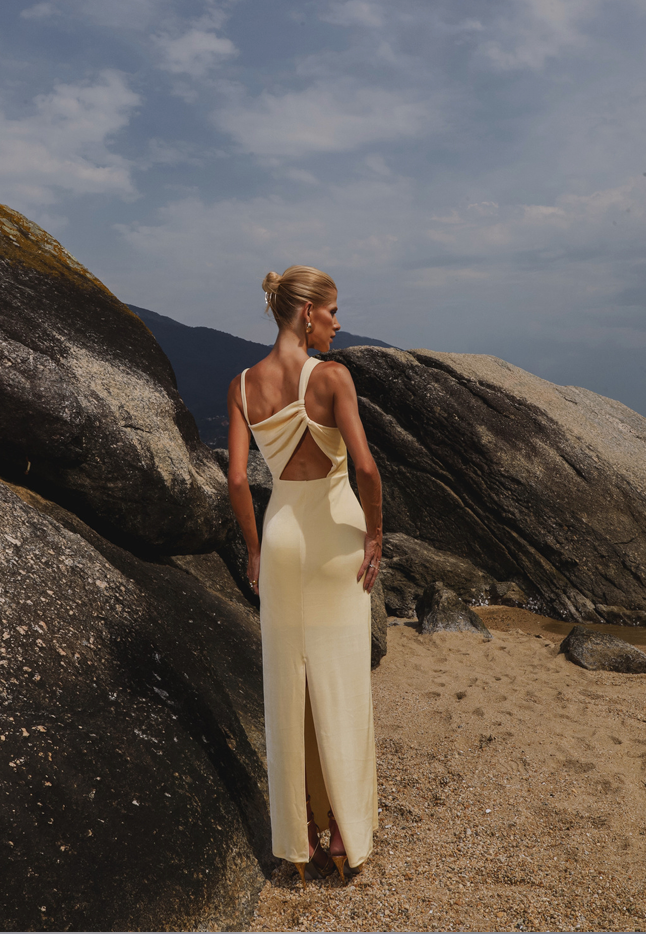 VESTIDO LONGO ASSIMÉTRICO COM DETALHE EM ARGOLAS